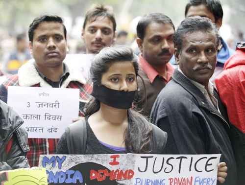 Indiana protesta contra o estupro de Jyoti, que foi violentada por seis homens e morreu 13 dias depois. A violência de gênero é comum no país que reserva 33% do parlamento às mulheres (Andrew Caballero-Reynolds/AFP - 30/12/12)