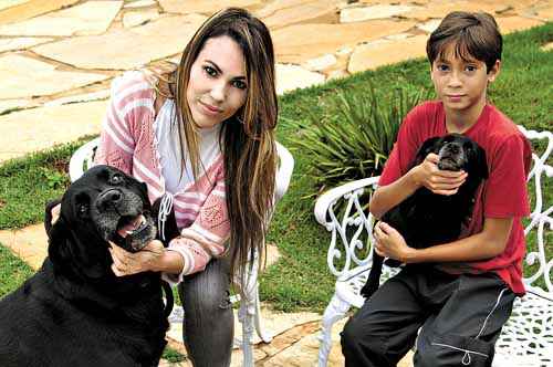 Mônica Mello e o filho Arthur Henrique: examinados, cães estão saudáveis (Viola Júnior/Esp. CB/D.A Press)