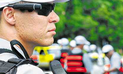 Óculos especiais usados por PMs são capazes de filmar os motoristas (Ed Alves/CB/ DA Press)