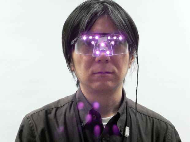 Os óculos foram fabricados com plástico transparente e com linhas de luz que emitem raios infravermelhos (Isao Echizen)