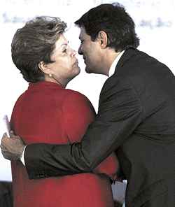 Dilma cumprimenta Haddad, que completou 50 anos ontem: defesa do Minha Casa, Minha Vida (Marcos Alves/Agência O Globo)