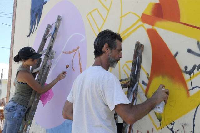 Durante o Fórum Social Temático, grafiteiros gaúchos transformam muros de casas (Wilson Dias/ABr) Durante o Fórum Social Temático, grafiteiros gaúchos transformam muros de casas (Wilson Dias/ABr)