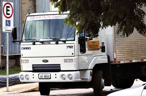 Na Universidade de Brasília (UnB), caminhão para a fim de fazer descarga em local reservado (Edilson Rodrigues/CB/D.A Press)