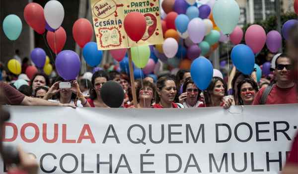 Grupo de m�es e profissionais de apoio psicol�gico e f�sico � gestante (doulas) promovem manifesta��o em defesa do direito das gestantes  (F�bio Rodrigues Pozzebom/ABr)