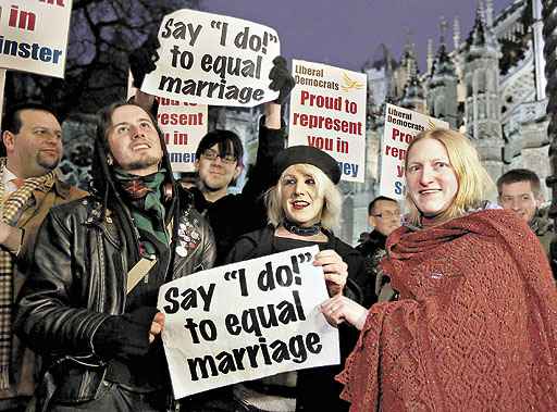 Recado aos deputados, diante do Palácio de Westminster: 'Digam: 'Eu concordo' para a igualdade no casamento' (Luke MacGregor/Reuters)