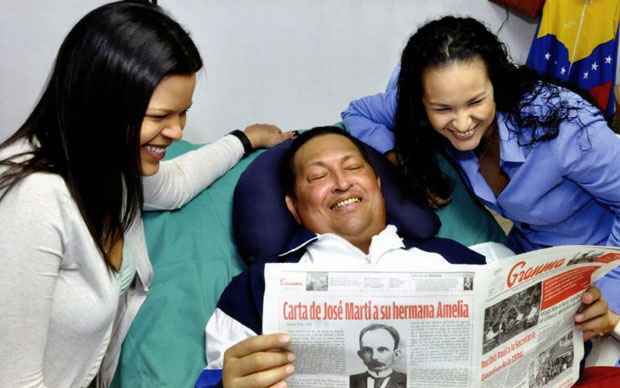 O governo mostrou na sexta-feira em uma mensagem televisiva quatro fotos de um Chávez sorridente na cama do hospital e informou que o presidente respira através de uma traqueostomia que dificulta a sua fala de forma temporária (/Ministry of Information/Handout )