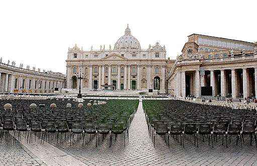 Cadeiras dispostas na Praça de São Pedro: para especialistas, o Concílio Vaticano II, realizado na década 
de 1960, originou visões distintas sobre os rumos a serem tomados pela Igreja (Gregorio Borgia/AP - 14/10/03)