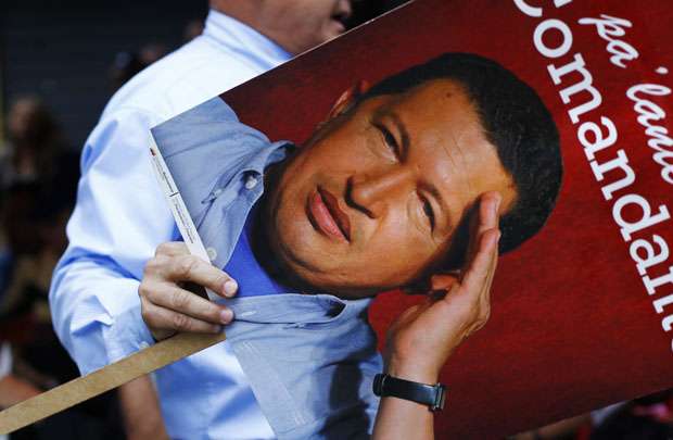 Manifestante carrega placa com foto do presidente venezuelano (Carlos Garcia Rawlins/Reuters)