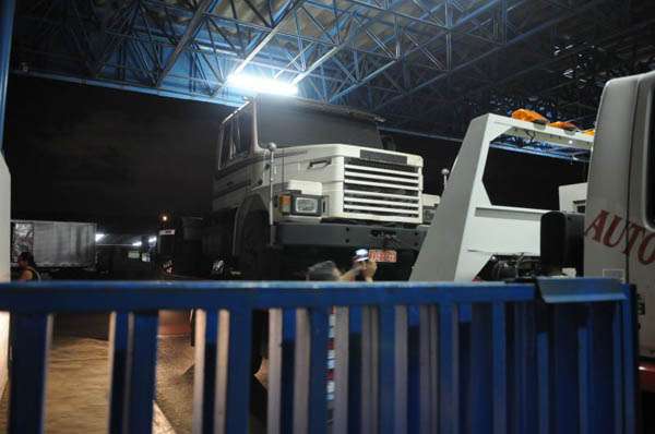Caminhões, ônibus antigos da Viplan e móveis foram retirados do local (Adauto Cruz/CB/D.A Press)