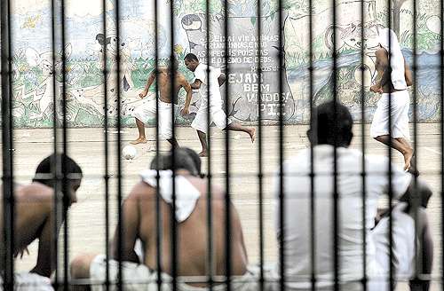 Detentos jogam futebol no Complexo Penitenciário da Papuda no DF: ideia é que a cada 12 horas de atividade ganha-se um dia de pena perdoada (Carlos Silva/Esp. CB/D.A Press - 15/9/09)