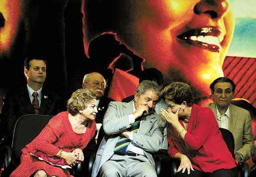 Sob o olhar de dona Marisa Letícia, Lula e Dilma conversam durante a festa petista, em um hotel da capital paulista: 'Sem medo de comparação' com o PSDB  (Jorge Araujo/Folhapress)