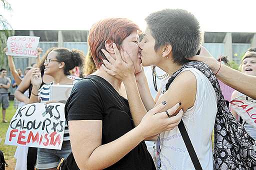 No fim da tarde de ontem, casais homossexuais se beijaram em protesto contra a violência no câmpus (Monique Renne/CB/D.A Press)