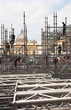 Operários montam tribunas de imprensa diante da Basílica de São Pedro, na Cidade do Vaticano: preparativos para a eleição do novo pontífice (Vicenzo Pinto/AFP)