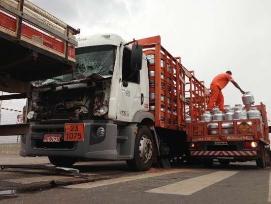Caminhão que transportava botijões de gás teve que ser descarregado, o que demorou ainda mais para liberar o trânsito no local (Edilson Rodrigues/CB/D.A Press)