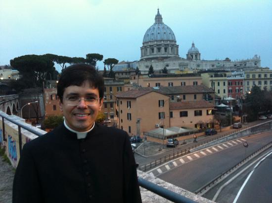 O padre vive há oito anos dentro do Vaticano e ocupa um dos cargos de maior prestígio na Basílica de São Pedro (Diego Amorim/CB/D.A.Press)