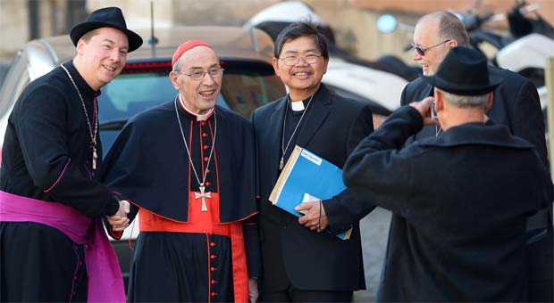 O falso bispo Ralph Napierski - de roxo, na esquerda - tira foto com o cardeal Sergio Sebiastiana, Napierski tentou entrar no conclave, mas foi retirado pelos guardas do Vaticano (AFP)