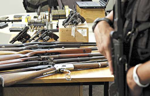 Armas apreendidas no DF: a cada mês, são registrados 54 homicídios nas regiões administrativas (Oswaldo Reis/Esp. CB/D.A Press - 22/11/10)