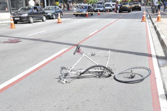A bicicleta de David de Souza ficou completamente destruída. O ciclista pedalava na contramão da ciclovia (J.Duran Machfee/ Futura Press - 10/3/2013) A bicicleta de David de Souza ficou completamente destruída. O ciclista pedalava na contramão da ciclovia (J.Duran Machfee/ Futura Press - 10/3/2013)