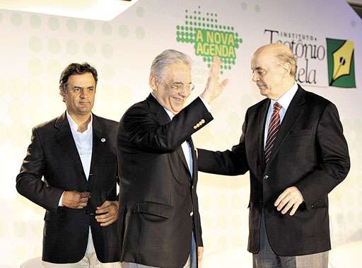 Aécio Neves (E) tem o aval do ex-presidente Fernando Henrique para atrair a ala do ex-ministro José Serra (D) (Carlos Ivan/Agência O Globo - 7/11/11)