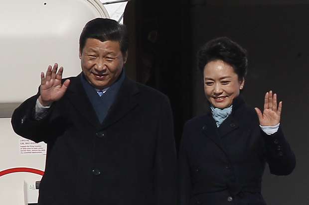Presidente chinês, Xi Jinping (E) e primeira-dama Peng Liyuan (D) desembarcam de avião em chegada ao aeroporto de Vnukovo de Moscou (Maxim Shemetov/Reuters)