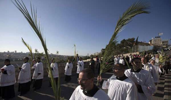 Procissão é a principal manifestação pública anual dos cristãos palestinos em Jerusalém (REUTERS/Ronen Zvulun)