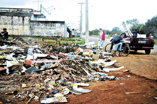 Lixo acumulado no Setor de Indústria da Ceilândia: a região administrativa tem o maior número de casos em 2013 (Daniel Ferreira/CB/D.A Press)