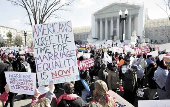 Protesto diante da Suprema Corte: Americanos concordam que a hora para a igualdade no casamento é agora (Joshua Roberts/Reuters)