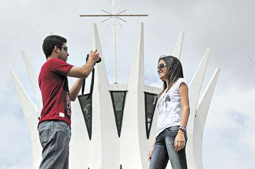 Os nordestinos Gibran Salomão e Larissa Oliveira posam em frente à Catedral: elogios 
ao planejamento urbanístico (Zuleika de Souza/CB/D.A Press)