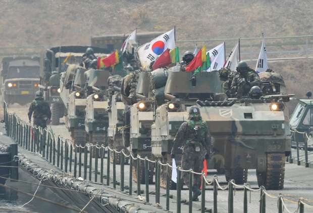 Kim Jae-Hwan/AFP (Veículos blindados sul-coreanos passam por ponte perto de fronteira com a Coreia do Norte)