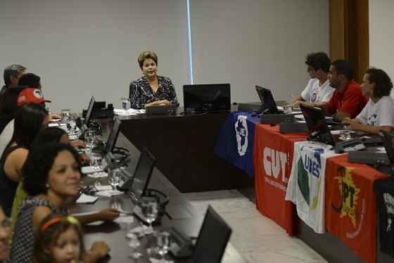 Presidente Dilma se reúne com o presidente da UNE Daniel Iliescu, e Entidades Representantes da 1ª Jornada de Lutas da Juventude Brasileira (Agência Brasil)