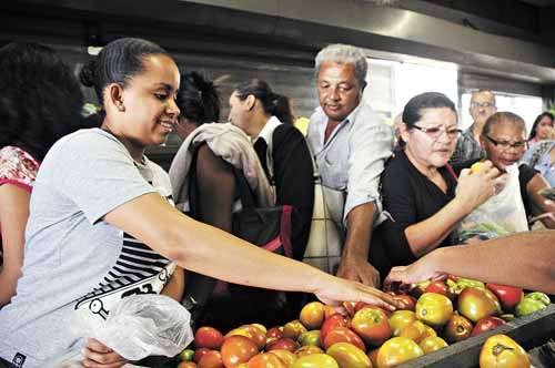 Raika Ferreira (à esquerda) saiu de São Sebastião só para comprar o fruto  (Ronaldo de Oliveira/CB/D.A Press)