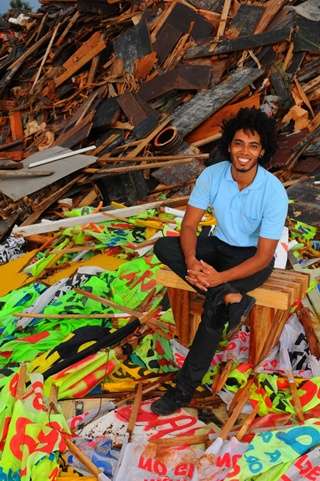 Thiago Lucas concorre a um prêmio com um projeto de mesa por encaixe: parceria com cooperativa que usa matéria-prima reciclada do lixão da Estrutural (Janine Moraes/CB/DA Press)