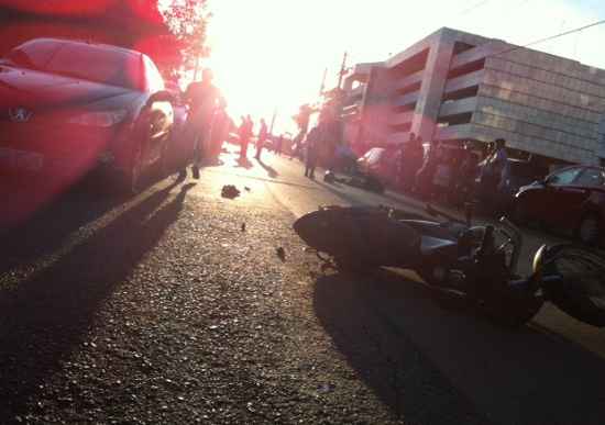 Motociclista atropela pedestre após ser fechado por carro (Luiz Prisco/CB/D.A.Press)