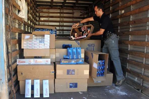 Caminhão de carga com 35 mil maços de cigarro contrabandeados do Paraguai e apreendidos em operação da Polícia Civil (Antonio Cunha/Esp. CB/D.A Press)