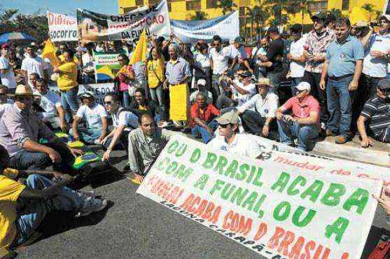 Protesto contra a Funai em frente ao Congresso: governo suspendeu a delimitação de terras indígenas no Paraná e deve estender a medida a outros estados

 (Bruno Peres/CB/D.A Press)