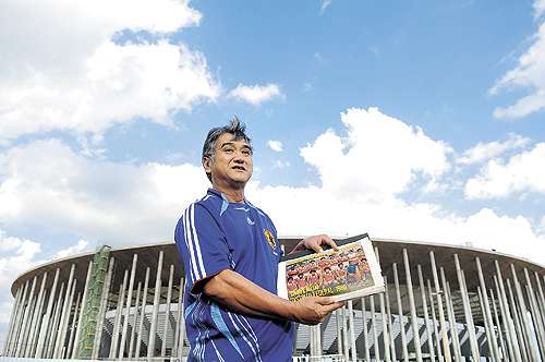 Heitor Kanegae, em frente ao Mané, onde assistirá a Brasil x Japão, e nos tempos de comandante do Taguatinga: primeiro treinador nissei de um time brasileiro profissional (Daniel Ferreira/CB/D.A Press)