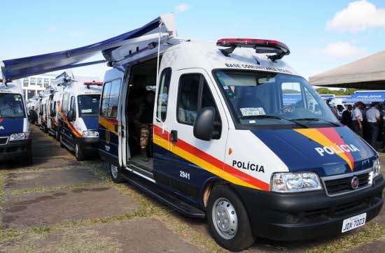As 56 vans adaptadas  foram entregues pelo governador Agnelo Queiroz em solenidade na Praça do Buriti (Pedro Ventura/Divulgação )