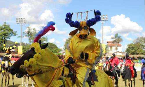Símbolo da cidade: o Mascarado, personagem profano que participa da celebração que atrai milhares de turistas  (Talita Carvalho/Divulgação)