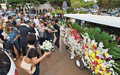 Centenas de pessoas acompanharam o cortejo fúnebre ontem no Cemitério Campo da Esperança  (Ronaldo de Oliveira/CB/D.A Press)