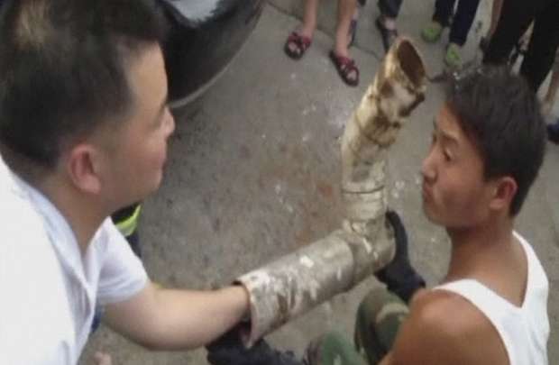Pedaço de tubo de esgoto onde o bebê foi encontrado na cidade de Jinhua, província de Zhejiang, na China (China Central Television/Reuters )
