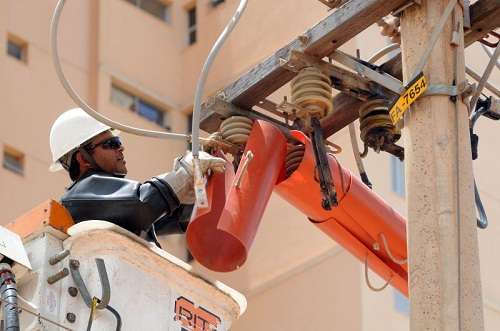 Funcionário de empresa terceirizada da CEB faz manutenção em rede elétrica na quadra 208 em Águas Claras (Bruno Peres/CB/D.A Press)