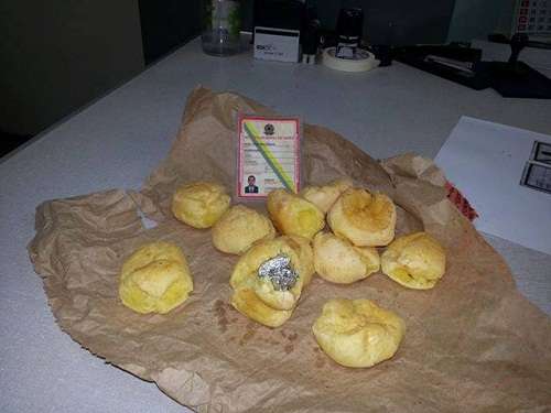 Pães de queijo recheados com porções de maconha que seriam  entregues a um preso na 6ª DP  (Polícia Civil/Divulgação )