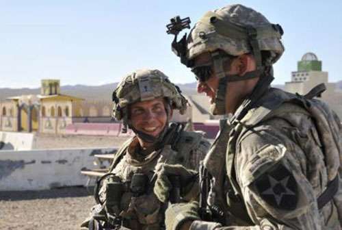 Sargento Robert Bales, (L) é visto durante um exercício no Centro Nacional de Treinamento em Fort Irwin, Califórnia. Ele é acusado de matar 16 civis afegãos a sangue frio foi devido ao tribunal em 05 de junho de 2013 (Departamento de Defesa/Reuters) Sargento Robert Bales, (L) é visto durante um exercício no Centro Nacional de Treinamento em Fort Irwin, Califórnia. Ele é acusado de matar 16 civis afegãos a sangue frio foi devido ao tribunal em 05 de junho de 2013 (Departamento de Defesa/Reuters)