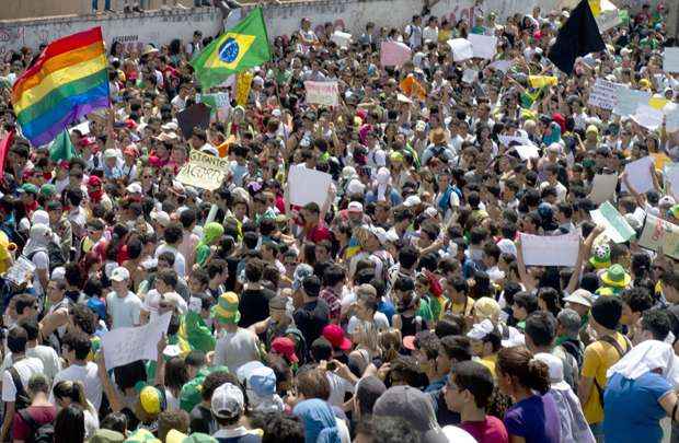 Manifestantes fazem ato em avenida que dá acesso ao Estádio Castelão, em Fortaleza (Yuri Cortez/AFP)
