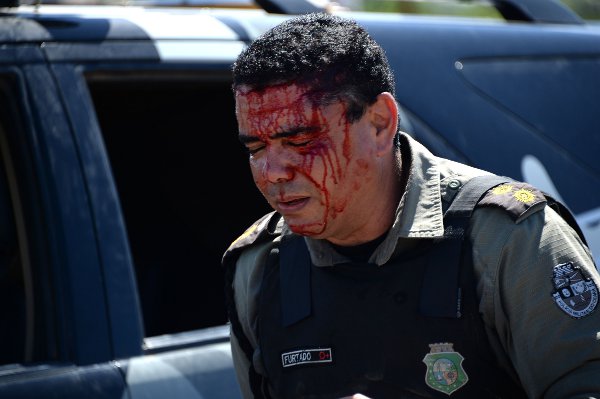Policial se fere durante confusão (Vanderlei Almeida/AFP)