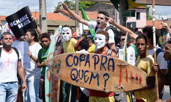 Manifestantes protestam contra a copa (Vanderlei Almeida/AFP)