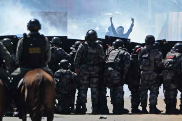 Bloqueio policial tenta conter manifestação (Vanderlei Almeida/AFP)
