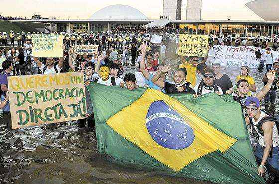 Manifestantes em frente ao Congresso Nacional: PEC 37, Copa do Mundo, investimentos em saúde e educação: o gramado da Esplanada catalisou a insatisfação dos brasileiros (Breno Fortes/CB/DA Press)