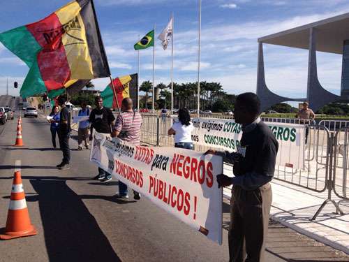 Manifestantes ocupam uma faixa da via S1 (Marcelo Ferreira/CB/D.A Press)