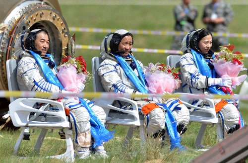 Astronautas chineses completam viagem mais longa no espaço  (China Out/AFP Photo)